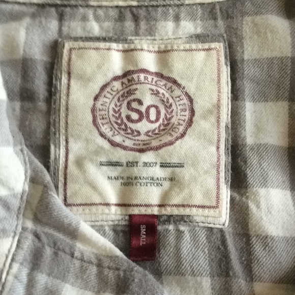 A long sleeve flannel - Picture 3 of 4